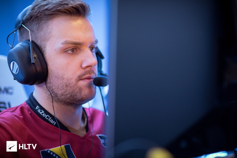 LOL官方发起世界赛预测， 其中解说AUX发布回复