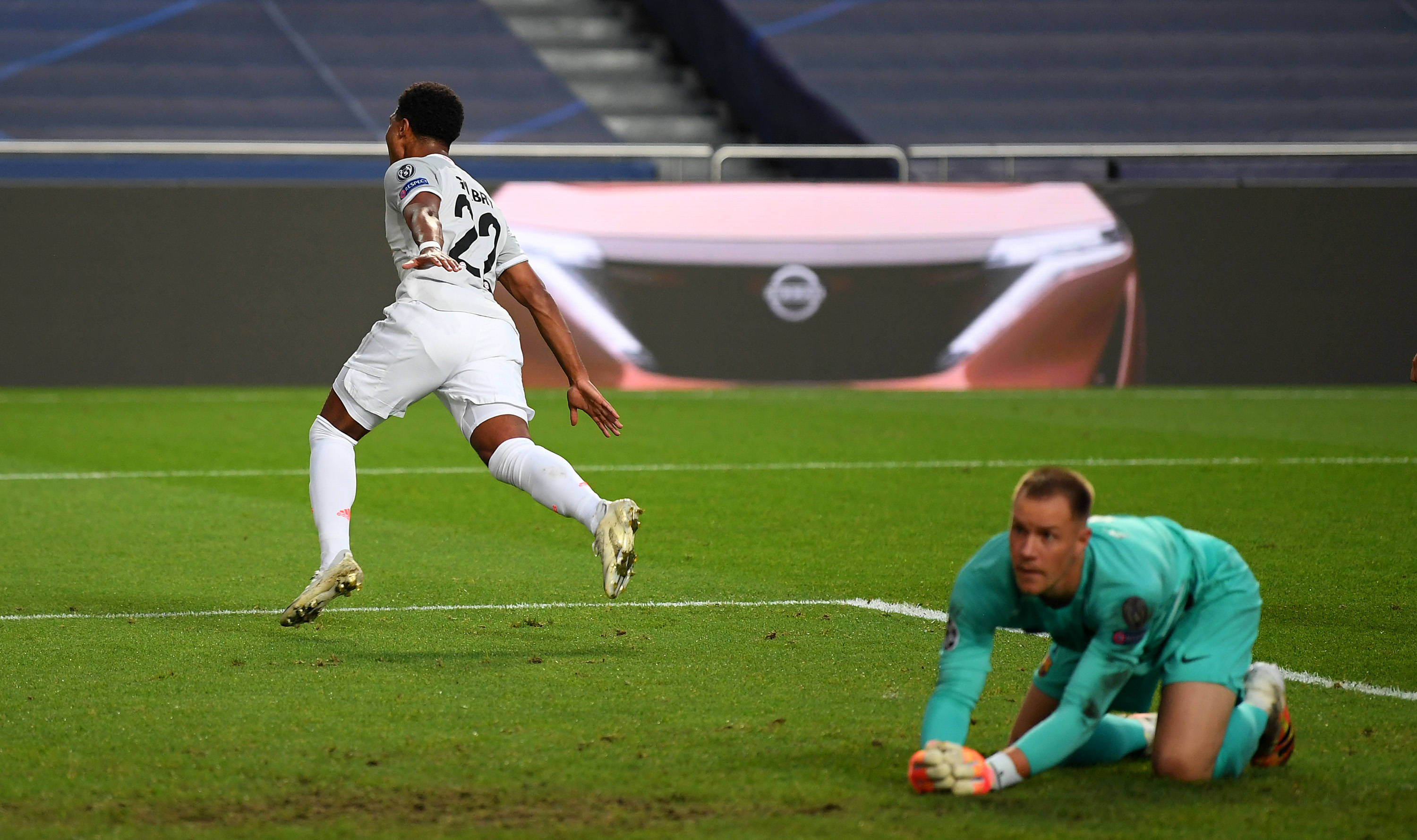 GALA ：今天队友都打的很好 不管劣势还是优势就一直想着怎么去赢